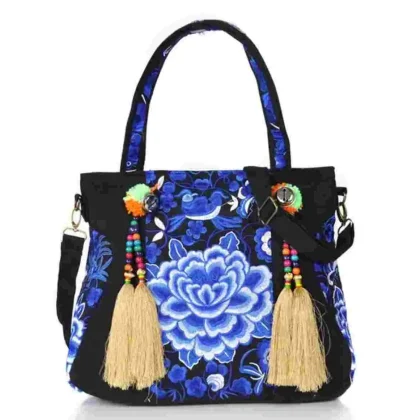 حقيبة أزور الفنية – تناغم الزهور الزرقاء ولمسات الخرز العصرية